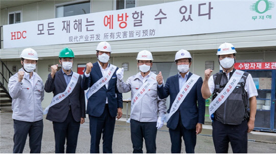 권순호(왼쪽 네번째) HDC현대산업개발 사장이 지난달 27일 서울 둔촌주공 재건축 아파트 현장을 방문했다. <HDC현대산업개발 제공>